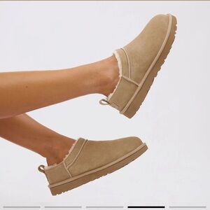 UGG
UGG CLASSIC MICRO, SAND
$ 150 size youth UK 3 US 4 women 6 NEW